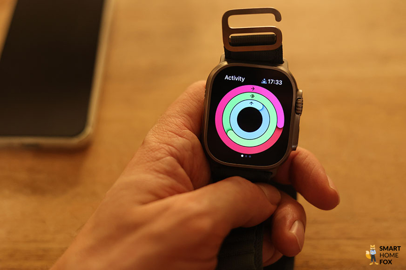 Man sieht den Aktivitätstracker der Apple Watch Ultra.